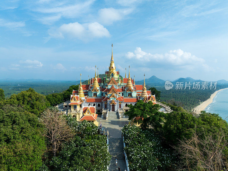 在Ban Krut山顶上俯瞰Phra Mahathat Chedi Phakdee Prakasat, Prachuap Khiri Khan。泰国